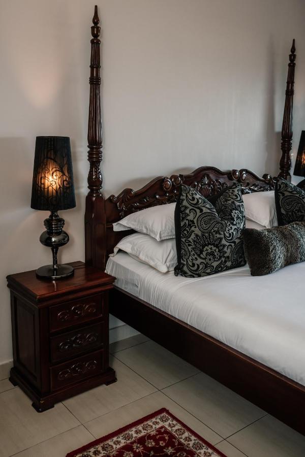 The View Boutique Hotel & Spa Amanzimtoti Luaran gambar A bed with a nightstand