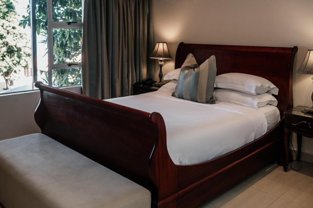 The View Boutique Hotel & Spa Amanzimtoti Luaran gambar A sleigh bed