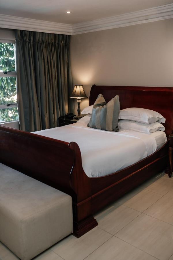 The View Boutique Hotel & Spa Amanzimtoti Luaran gambar A sleigh bed