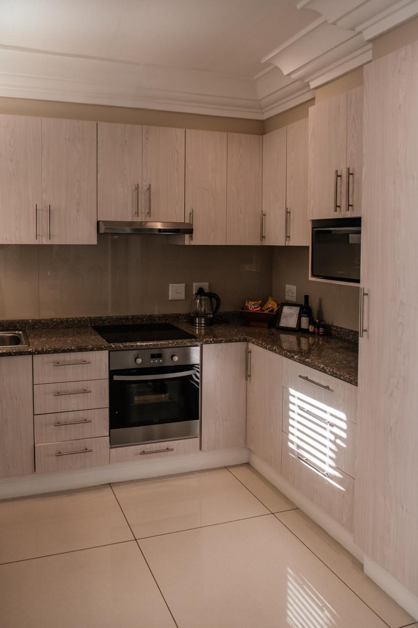 The View Boutique Hotel & Spa Amanzimtoti Bilik gambar A modern kitchen