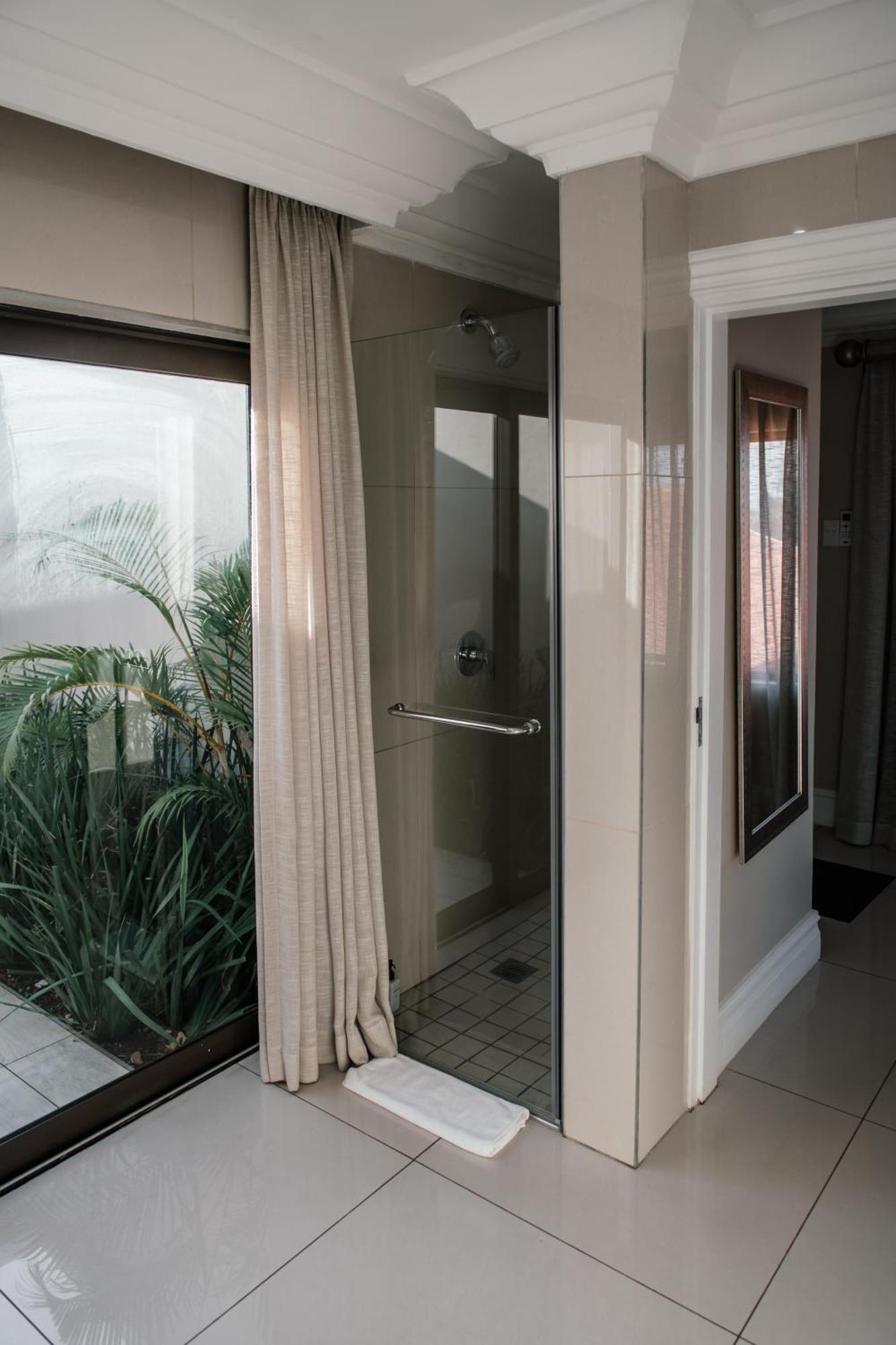 The View Boutique Hotel & Spa Amanzimtoti Bilik gambar A shower enclosure